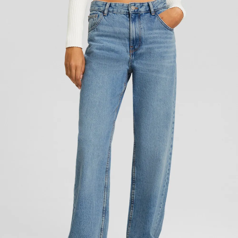 Fina vida jeans från Bershka. Endast använda en gång 💗. Jeans & Byxor.
