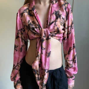 Kort skjorta  - Säljer rosa batik knyt skjorta🌸Köpt på carlings, aldrig använd. Min syster är modellen på bilden och hon är ca 166cm och bär oftast S/34/36 i kläder. Skriv vid funderingar💝💝Använd köp nu💞