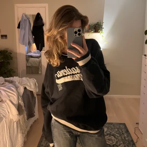 Oversize sweatshirt  - Mörkt marinblå oversize sweatshirt med vitt tryck! Trycken är i olika material. Tröjan är mysig och sitter oversize på mig som är S men skulle nog sitter oversized på en L också! Kontakta för mer info😚