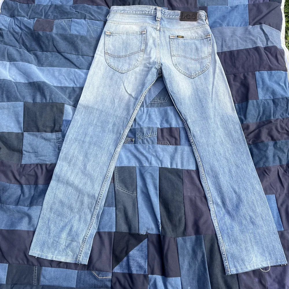 Sjukt snygga lee jeans med en otrolig fade! Sitter som ett par 501. Midjemått 44,5 cm, totala längden 107 cm, benöppning 20 cm. Dm vid frågor:). Jeans & Byxor.