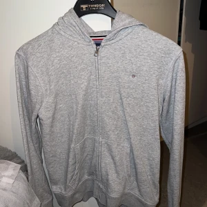 Gant kofta 350kr - Storlek 16-17 år, originella pris 900kr men säljer den för 350 kr! Knappt använd för ett år sen så mycket fint skick! Skriv om intresserad- kan mötas upp på stan, tar endast emot Swish