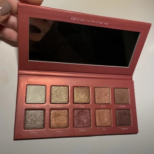 Caia metallics ögonskuggspalett - Säljer denna jättefina paletten från caia, väldigt bra skick!❤️