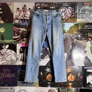 Välanvända jeans med perfekt passform! Inga defekter utan helt perfekta om du frågar mig. Midjemått tvärs över 45 cm, totala längden 109 cm, benöppning 19 cm