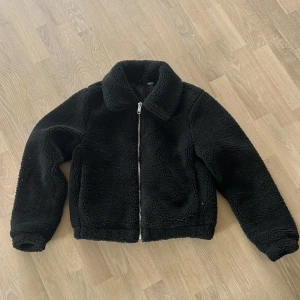 Bomberjacka  - Säljer min bomberjacka från hm, sparsamt använd. Storlek S