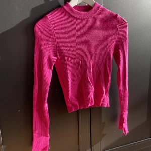 Tröja - Super fin tröja från pull&bear i nyskick. Är slittad vid ärmarna och sitter så smickrande på kroppen🌸🤍
