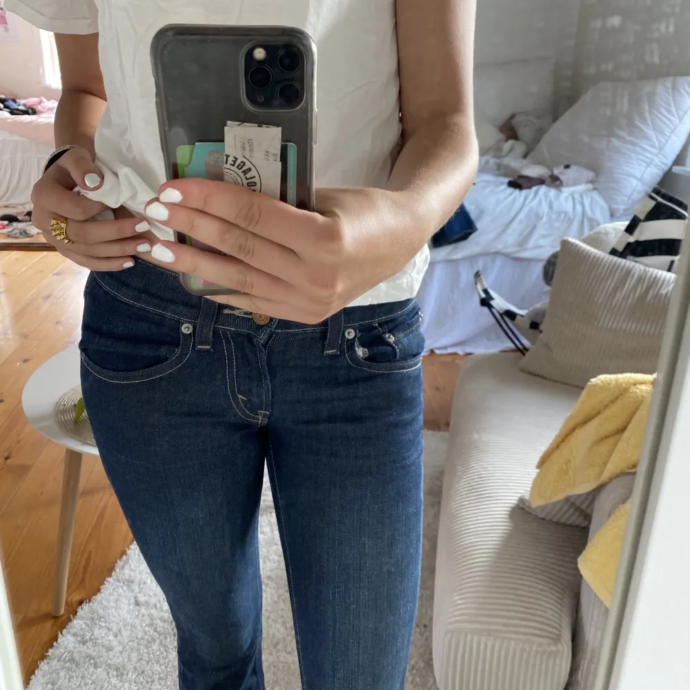 Lågmidjade jeans från Levis! Mina favorit jeans men säljer pågrund av att de blivit för lite  korta. Storlek Xs-s och passar kanske 160-165. Jag är 167! Jätte fint skick! Priset kan diskuteras!💞. Jeans & Byxor.