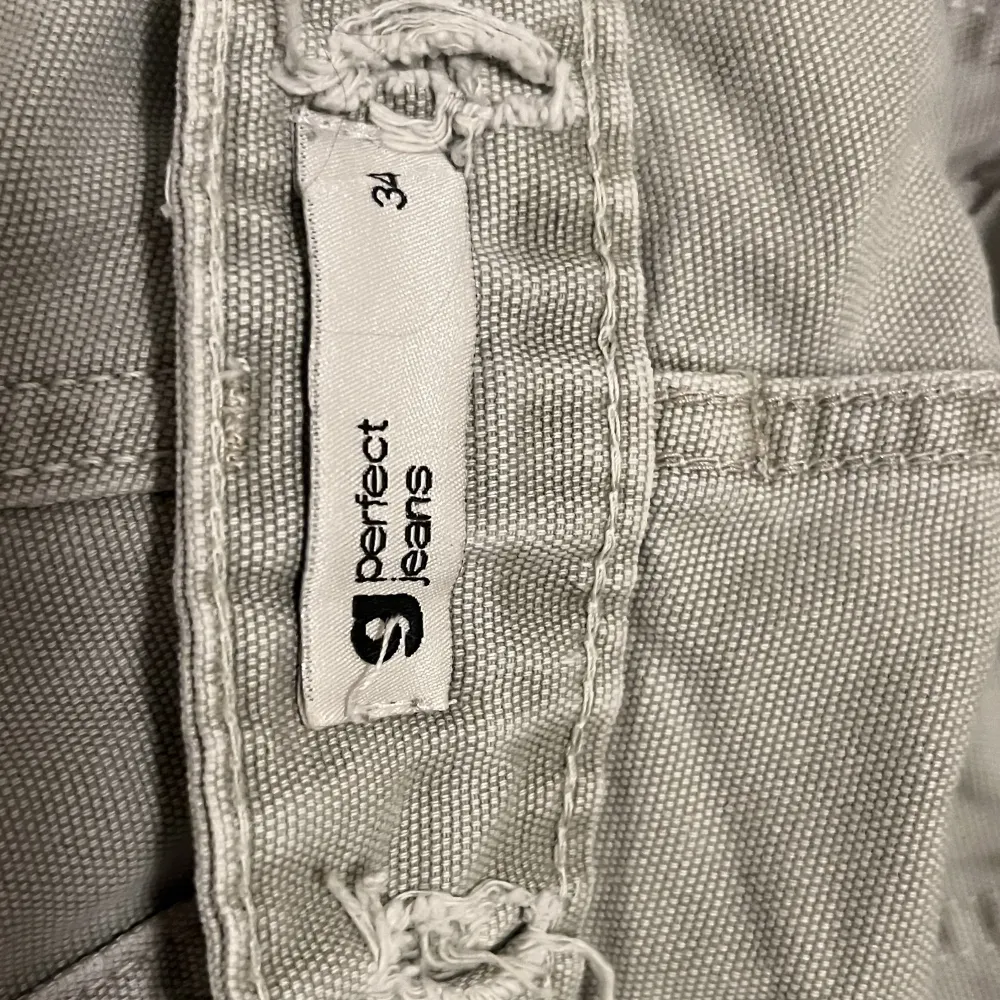 Cargo jeans i en ljusgrön färg! De var för stora u midjan så jag klippte hål igenom dom men det syns inte från utsidan! 💛. Jeans & Byxor.