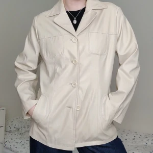 Beige läderjacka  - Vintage läderjacka! Perfekt till hösten! Jag har strl 36. Klicka på köp nu 