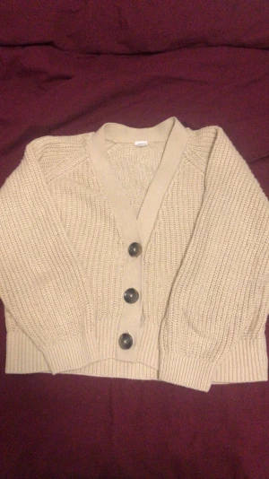 Stickad beige kofta - Säljer denna fina stickade koftan från Lindex i mycket bra skick!! Säljer endast för billigt pris så kolla gärna in min profil 💘 (För barn)
