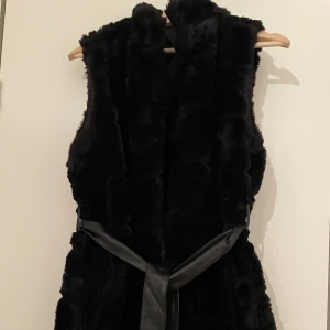Fake fur vest - Går att ta av bältet om man vill! 