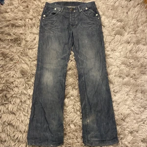 Mörk blåa Jack dawson jeans  - Lite nötta längst ned på benet men annars är de i bra skick
