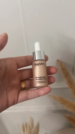 BeautyAct Mixologist Hyaluronic Foundation Drops 02 - Flytande glowdrops som man blandar med foundation. Oöppnad och oanvänd.