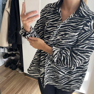 Zebrajacka från GinaTricot - Säljer en tunn jeansjacka från GinaTricot i zebramönster, storlek S. Endast använd en gång så säljer den eftersom den inte kommer till användning🩵