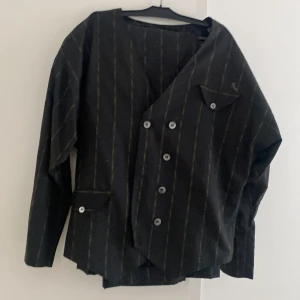 Set  - Lite 80-tals inspirerat, axelvaddar, shorts och kavaj