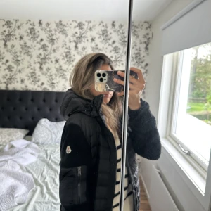 Monclear cardigan med luva  - Helt ny, skriv för fler bilder. Priset kan diskuteras 