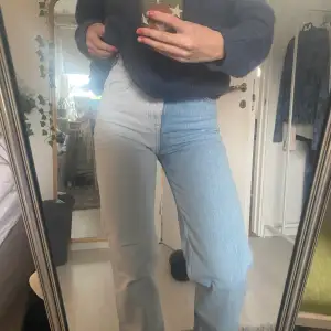 Coola unika jeans med split färger. Formar sig efter kroppen och sitter så skönt. Nyskick!