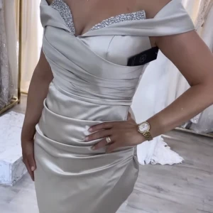 Festklänning  - Denna klänning är superfin till fest eller bal.  Klänningen är köpt i Frankrike, butiken är Maison Guilouchi.  Nypris ca.5400kr.  Klänningen är i gott skick och endast använd i några timmar. Passar en stor S och M  Priset kan diskuteras vid en snabb affär