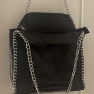 Väska  - Säker denna väska, fint skick, men väl använd 