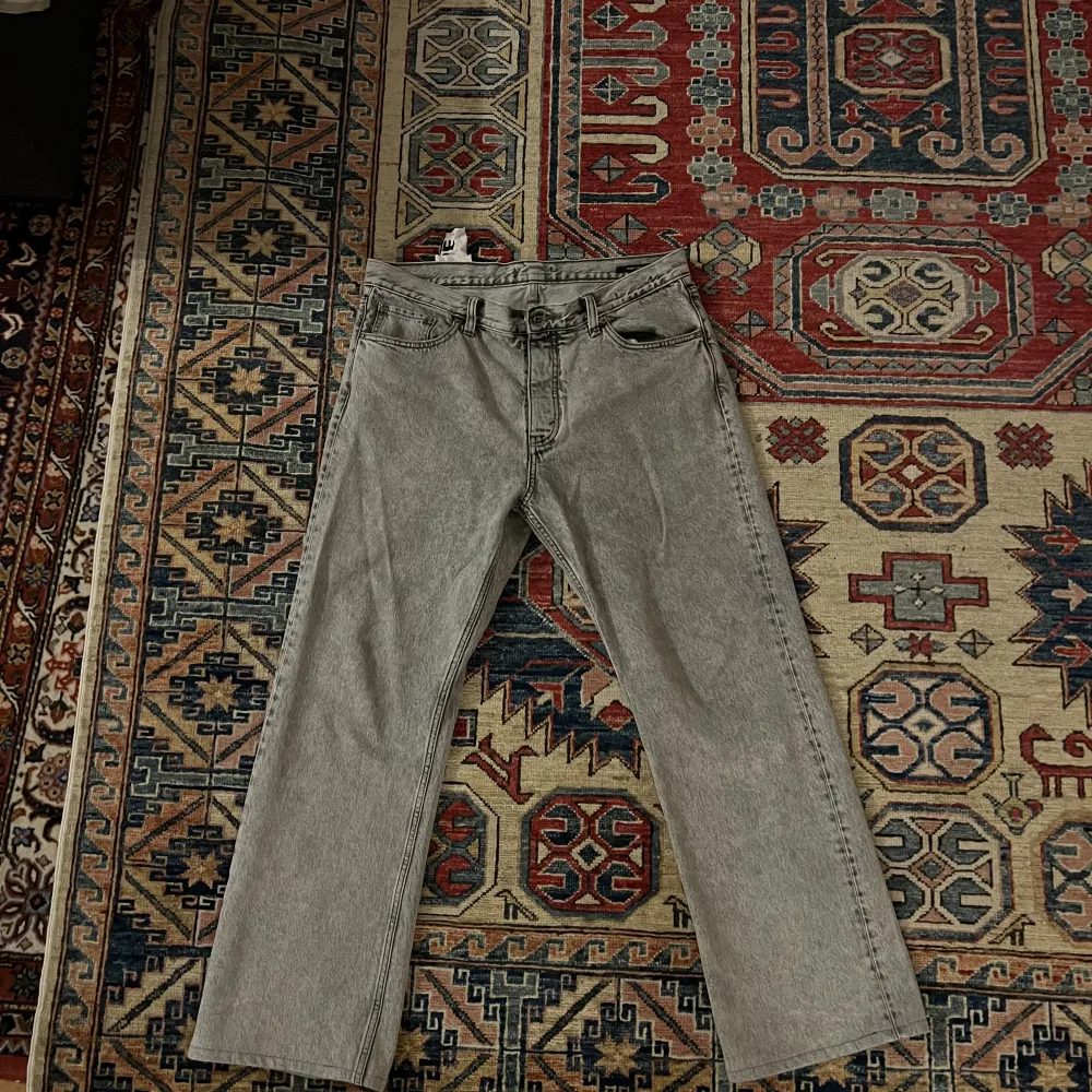 Grå hope jeans, använda 2 gånger och är förkortade hos skräddare och passar perfekt om du är 180-188. Jeans & Byxor.
