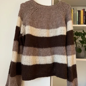 Stickad tröja - Sötaste stickade tröjan från only i fluffigt material🤎