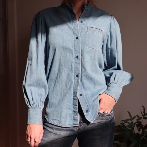 Jeans skjorta med puff ärmar - Denim skjorta med puff ärmar från & Other Stories. Säljer då jag ej använder längre 👖