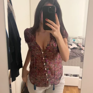 söt blus - säljer denna super söta blus då den är för liten på mig. skit söt o passar till allt💗