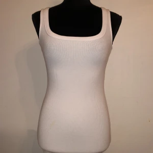 Kort klänning - Klänning från h&m. Finns en fläck på magen, se bild 1 och 2. Längd ca 82cm. Vikt ca 190g.