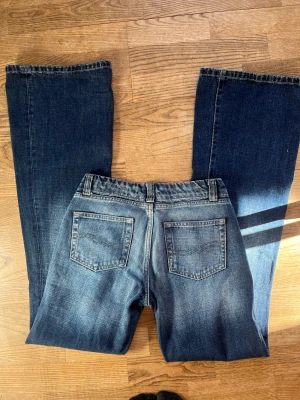 Lågmidjade jeans  - Superfina lågmidjade bootcut jeans med fina detaljer! Midjemått 36 cm innerbenslängd 84cm❤️skriv för fler bilder! 