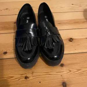 Svarta loafers med platå från Monki. 