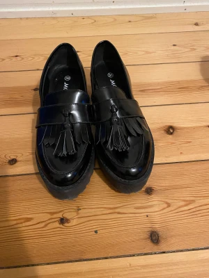 Loafers från Monki strl 36  - Svarta loafers med platå från Monki. 