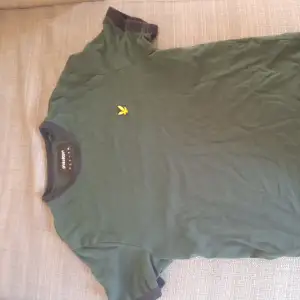 En mörkgrön Lyle&Scott T-shirt i väldigt bra skick, använd ett fåtal gånger!