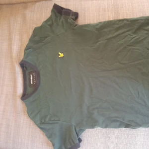 Mörkgrön Lyle&Scott T-shirt! - En mörkgrön Lyle&Scott T-shirt i väldigt bra skick, använd ett fåtal gånger!