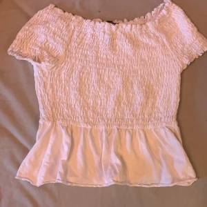 Vit tröja med volang - Den är nästan aldrig använd, inga hål eller nåt 🫶🏼