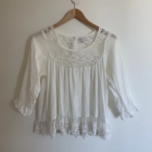 Vit blus - Fin blus som jag använt några gånger men inte längre.