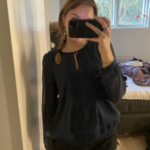 Blus  - Jättefin mörkblåa blus från veramoda 