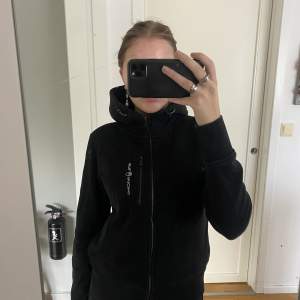 Säljer den här zipp hoodie från sail racing