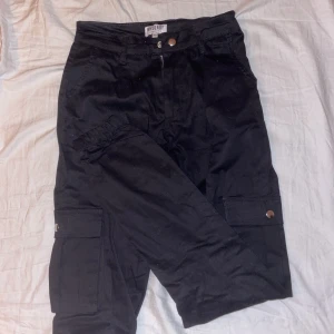 Cargobyxor madlady - Svarta Cargobyxor från madlady i storlek XS. Använda men i fint skick. 