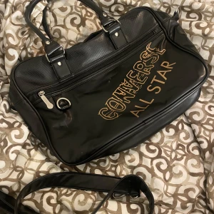 CONVERSE STAR VÄSKA - jätte gullig väska från converse. ganska gammal väska så vet inte om den finns kvar. priset går och diskutera! perfekt väska som rymmer mycket. det går och ta av det långa bandet & sätta på bäst man vill själv. bra skick på väskan & använt sparsamt!🩷