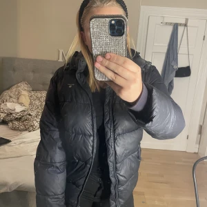GANT VINTER JACKA - köptes förra året & använd ganska mycket men ändå väldigt fint skick! jackan säljs pga att jag köpt en ny! storlek 170 på barn men passar ungefär XS - M. Priset går att diskutera!🩷