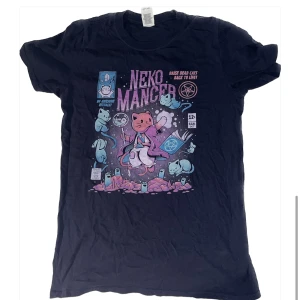 SUPERSÖT TSHIRT - Köpt second hand men aldrig använts av mig. Storlek S men passar xs-m. Kolla gärna resten av mina inlägg 🫶🏻🫶🏻🫶🏻💕