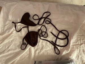 Brun festtopp  - Knyttopp från Nelly, sjukt svårt att visa men vid intresse kan jag skicka fler bilder. Använde mycket förra sommaren men är för liten nu tyvärr.