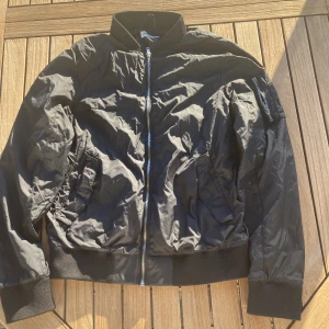 Tunn vår jacka - Tunn vår jacka i bomba modell, storlek 170! Fint skick!💕