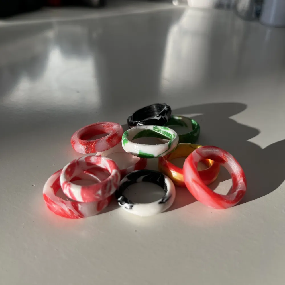 Vi tillverkar ringar gjorda av korkar från petflaskor, eftersom att dem är handgjorda är varje ring unik. Vid intresse, skicka meddelande så kan vi visa dem färger och storlekar vi har på lager 💚🌱. Accessoarer.