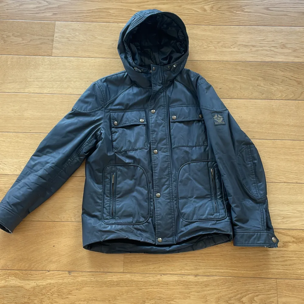 Belstaff Jacka i fint skick använd 1 vinter/höst. Jackan är i storlek 46. Köpt på NK i Göteborg för 6799kr. . Jackor.