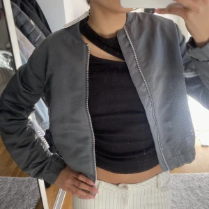Satin jacka - Blå satinjacka använd en gång 💕 märket är VERA stockholm
