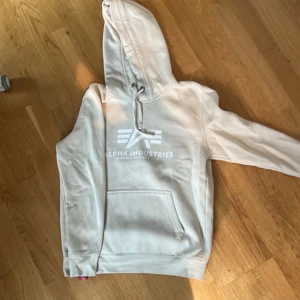 Alpha industries hoodie - Den är i bra skicka och har inte används mycket 