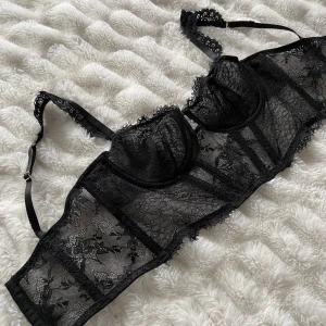 Korsett-topp från H&M - Från H&M. Slutsåld. 80C, men passar även fler storlekar. Självklart oanvänd