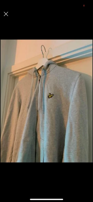 Lyle & Scott Zip hoodie  - Lyle & Scott hoodie, zip up.   Den är i mycket bra skick, Inget som märks av. Den är i storlek S/M.   Kan mötas upp i Karlstad!  Pris kan diskuteras!