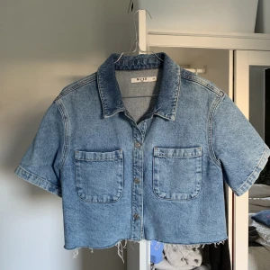 Jeansskjorta - Säljer denna super coola jeansskjort/jackan. Storlek 38. Frakt tillkommer. 