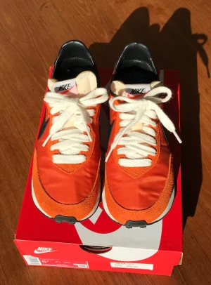 Nike waffle sneakers - Säljer de här dessa perfekta vårskorna då de inte passar mig, jag har provat använda dem 2 gånger så de e som nya. Det är 38or men skulle säga att de är för små för att kallas det😮‍💨, de e snarare storlek 37, därav storlek 37 i annonsen❣️